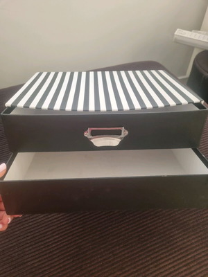Drawer unit like new with 2 drawers made of durable plastic and paper