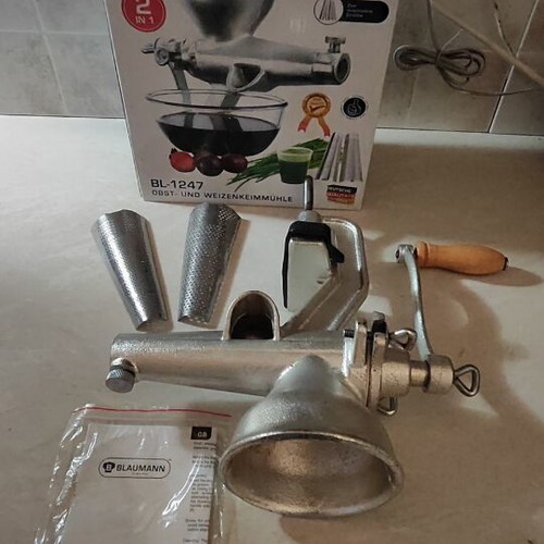 Blaumann BL-1247 manual fruit and vegetable juicer grinder