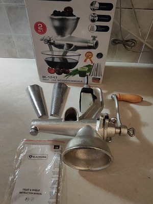 Blaumann BL-1247 manual fruit and vegetable juicer grinder
