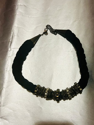 Iconic necklace with woven base and stone decoration