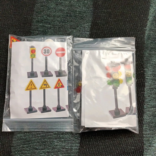 Traffic signs and traffic lights new, height 5 cm and 7.5 cm