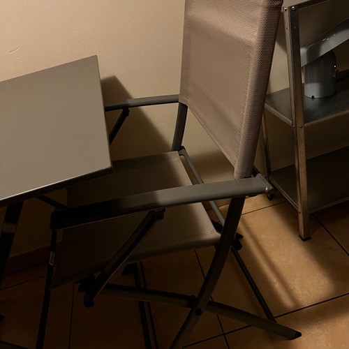 Outdoor table with 2 chairs like new