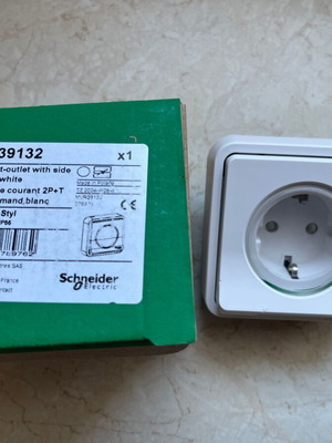 Schneider Electric Mureva Styl IP55 водоустойчива Schuko контакт, бяла