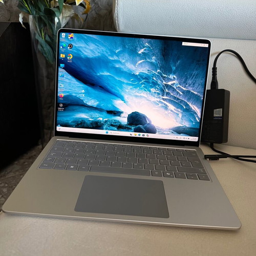 Microsoft Surface Laptop 7 Copilot+ 13.8" Touchscreen 120Hz like new, 16GB RAM, 512GB SSD
