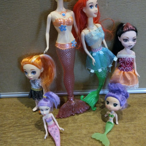Dolls pack of 6 like new, mermaids with battery