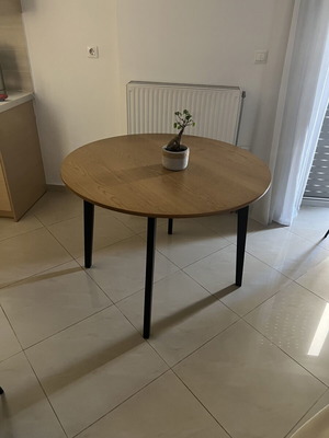 Dining table almost like new, width 105 cm