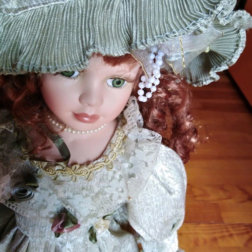 Porcelain doll with green eyes like new