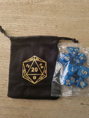 Dungeons and Dragons RPG blue 7-piece dice set with pouch like new