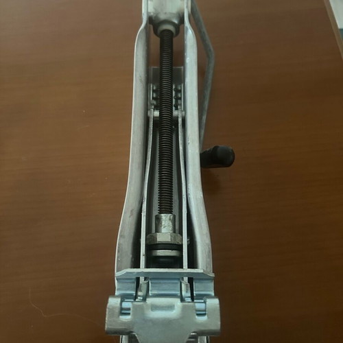 Car jack like new in excellent condition unused