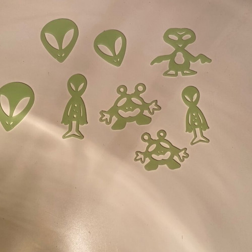 Glow in the dark alien figures like new, set of 8 pieces