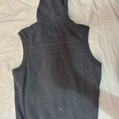Crosshatch sleeveless men's vest like new with mark on back