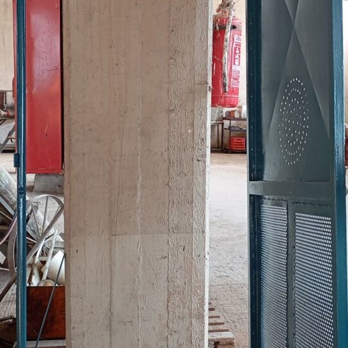 Storage door like new, galvanized painted metal, with frame 2.16x0.935m