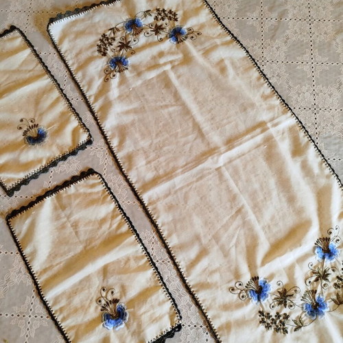 Set of 3 vintage table linens used from the 80s