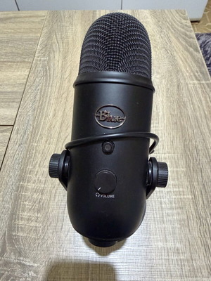 Blue Microphones Yeti Blackout USB Microphone like new