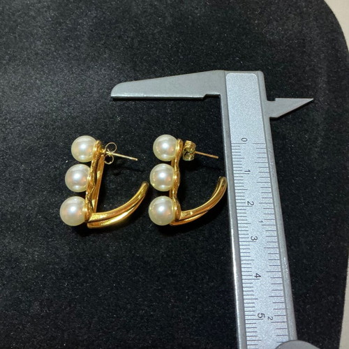 Ear cuffs in gold tone with pearls