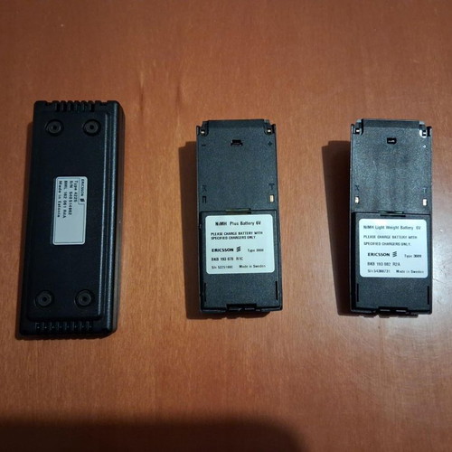 Ericsson charging base and two used batteries Type 4225 and 3009/3008