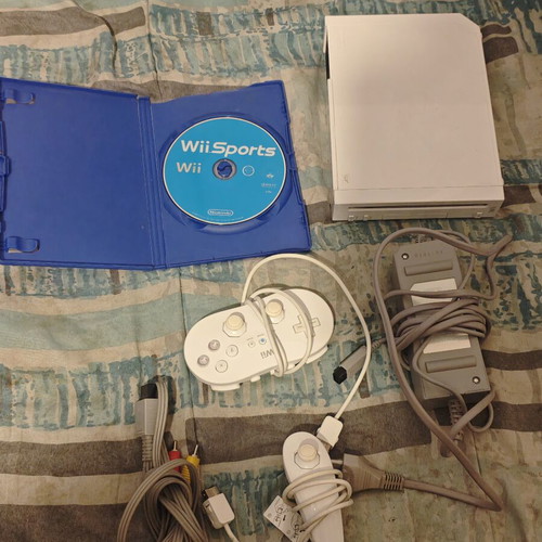 Κονσόλα Nintendo Wii με παιχνίδι Wii Sports και χειριστήρια