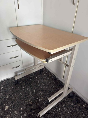 Computer desk used in excellent condition
