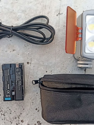 Twins Digi Pro 80 Video Projector like new with battery and case