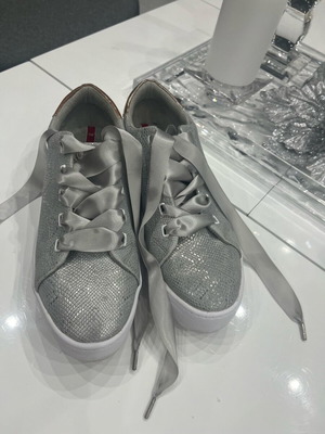 s.Oliver women's snake silver shoes like new with gold detail