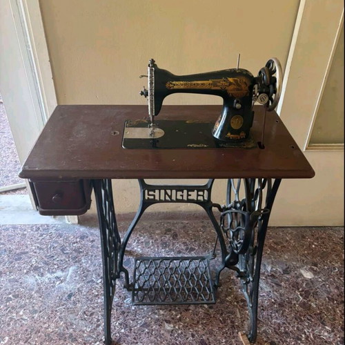 Singer 15K Sewing Machine like new, 1920 vintage with wooden cabinet