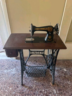 Ραπτομηχανή Singer 15K σαν καινούργιο, vintage 1920 με ξύλινο cabinet