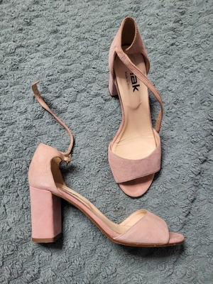 Nak women's pumps used, pink leather with velour texture