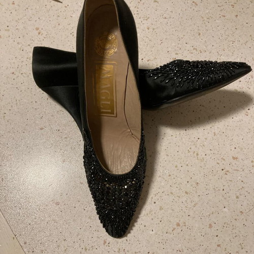 Shoes with sequins and beads like new, black pumps
