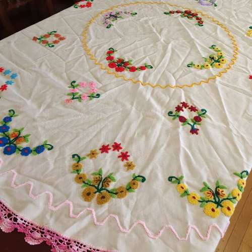 Handmade tablecloth 180 diameter like new