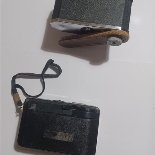 Kodak and Halina cameras, pack of 2 with case