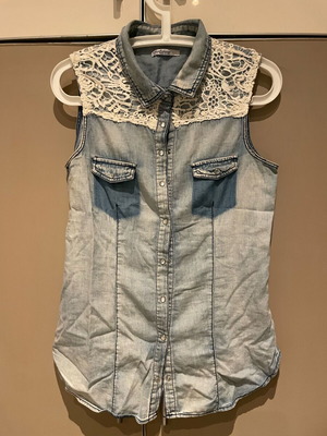 Stradivarius sleeveless shirt medium like new, white and blue