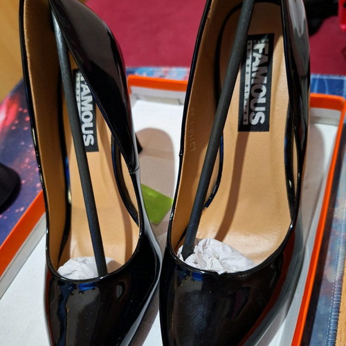 FAMOUS black pumps size 38 like new