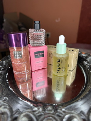 Σετ ομορφιάς με Rituals Shimmering Body Oil, Valentino Donna Born in Roma Eau de Parfum, Yepoda Purify Hero