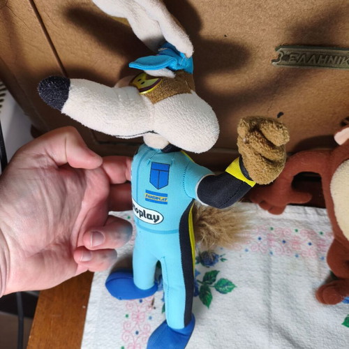 Famosa Warner Bros Wile E. Coyote Racer Driver F1 Pilot 1990s collectible plush like new 33cm