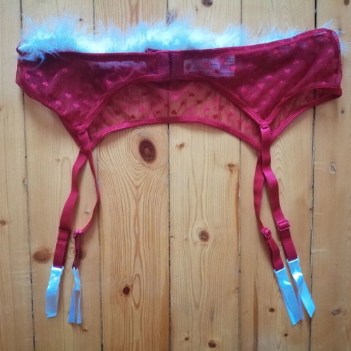 VRS 80C bra and garter set with hearts and feathers