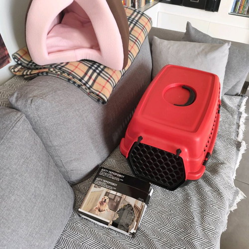 Dog carrier box set, house and restriction net new