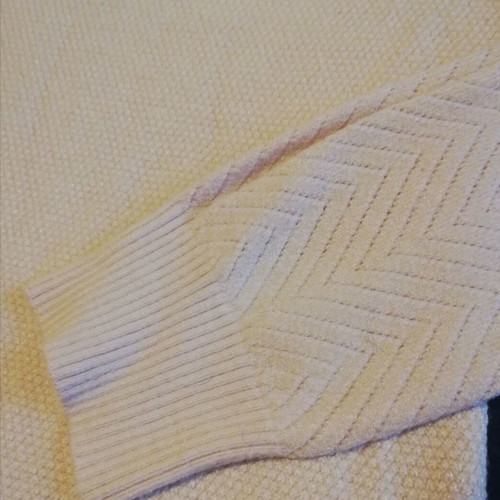 Beige fine knit sweater like new with sleeve pattern size M