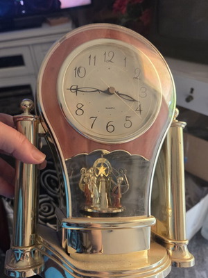 Quartz διακοσμητικό επιτραπέζιο ρολόι μεταχειρισμένο με περιστρεφόμενη χριστουγεννιάτικη σκηνή