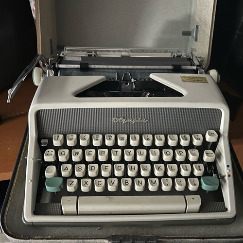 Olympia SF De Luxe typewriter used, collectible with original case