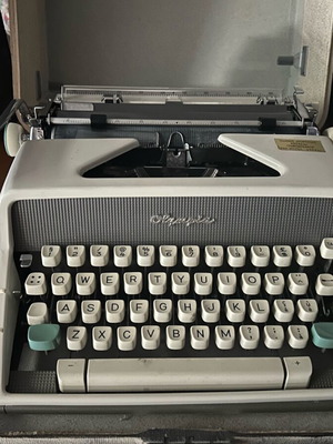 Olympia SF De Luxe typewriter used, collectible with original case