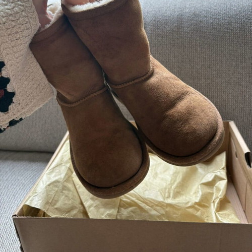 Ugg Australia Classic Chestnut Boots like new, size 32.5