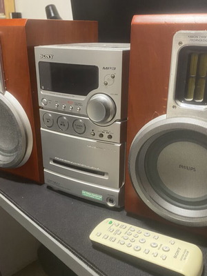 Vintage hi-fi sound system with CD player, radio, aux, 2 speakers