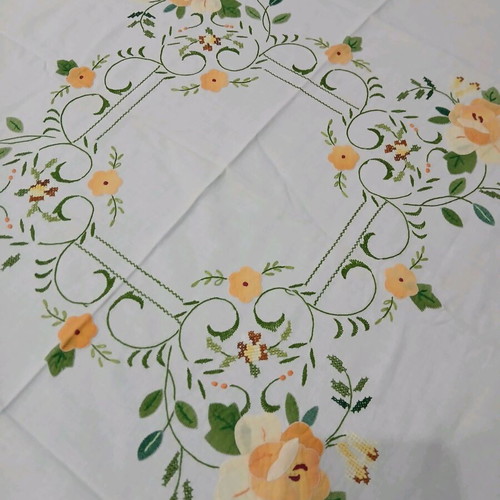 Vintage machine embroidered tablecloth like new, 80×80 cm