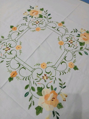 Vintage machine embroidered tablecloth like new, 80×80 cm