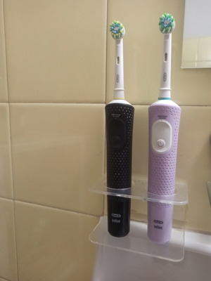 Oral B electric toothbrushes like new with three functions and three new heads