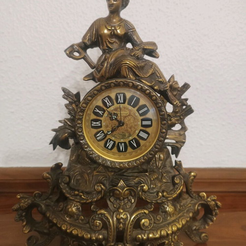 Bronze solid antique clock like new with embossed decoration