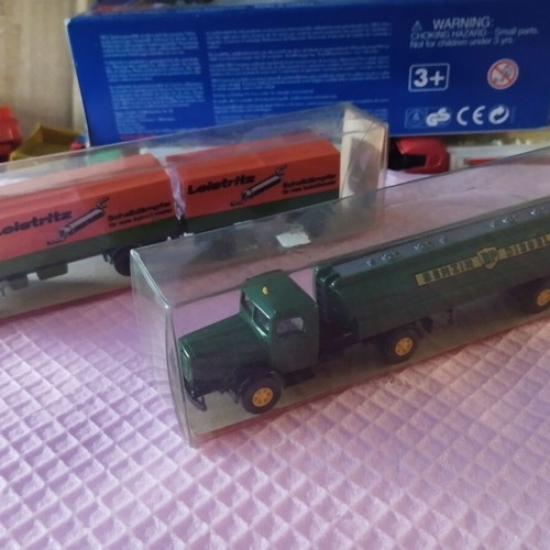 HO scale trucks and heavy vehicles, set of 4