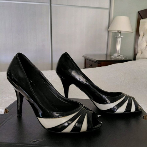 Sfera patent leather two-tone pumps like new, size 39