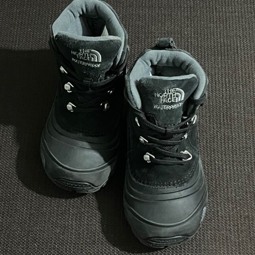 North Face Chilkat Lace II kids boots like new, size 28