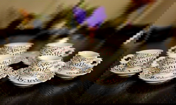 4 φλιτζάνια espresso + 2 μεγάλα φλιτζάνια + πιατάκια Προσφορά!!!